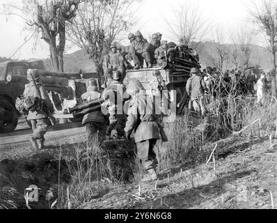 La Corea del Nord come veicoli militari tuffano verso sud prima dell'avanzata dei comunisti cinesi, i fanti coreani marciano al fianco della strada in un flusso infinito. Per loro, per quanto riguarda le migliaia di rifugiati che si stanno macchiando le strade, camminare è l'unico modo per andare verso sud, verso la sicurezza. 10 dicembre 1950 la guerra di Corea (coreano: ???????), dal 25 giugno 1950 al 27 luglio 1953, fu un conflitto tra Corea del Nord e Corea del Sud Foto Stock