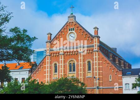 Belgio, Bruxelles, quartiere Les Marolles, Place du Jeu de balle. Chiesa di nostra Signora dell'Immacolata Concezione Foto Stock