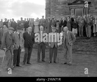 St Andrews, Scozia: Illustri spettatori quando Franicis Ouimet giocò il ruolo di nuovo capitano del Royal and Ancient Golf Club erano (da sinistra a destra): Bernard Darwin, Lord Teviot, Cyril Tolley, Lord Balfour di Burleigh, visconte Simon e Roger Wethered. Franicees Ouimet, ex campionessa degli American Open e dilettanti, è il primo golfista d'oltremare ad ottenere l'onore di capitano del Royal and Ancient. Per segnare il suo insediamento, Ouimet ha guidato una palla dal primo tee del campo. 20 settembre 1951 Foto Stock