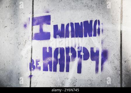 Belgio, Bruxelles, messaggio stencil: Io, voglio, essere, felice. Su un muro nel centro della città. Foto Stock