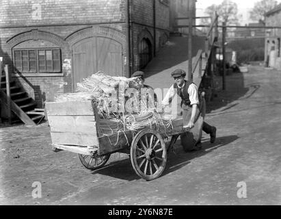 Cappello di Panama che fa a i signori I. cambi a Boreham Wood, Elstree. 1922 Foto Stock