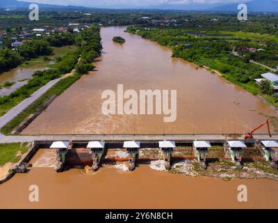 Vista aerea delle dighe con rapido flusso d'acqua nella stagione delle piogge. Rilascio dell'acqua della diga, sovraccapacità della diga dopo forti piogge. Foto Stock