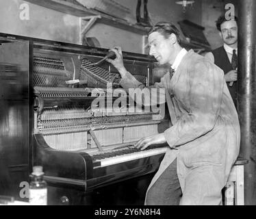 La produzione di pianoforte da parte di uomini disabili alla Music Trades Factory. Foto Stock