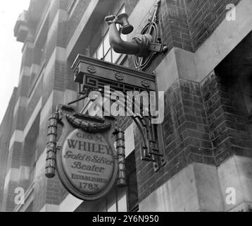 Battendo la foglia d'oro. L'arte di battere la foglia d'oro finissima esisteva 4.000 anni fa e molti dei tesori di luxor sono decorati con magnifici esemplari dell'artigianato. Oggi l'arte della battitura delle foglie d'oro è portata alla perfezione dai signori G.M. Whiley, Whitfield St, Tottenham CT RD, che da anni portano avanti l'attività. Il cartello Goldbeater menzionato da Pepys e Dickens. 29 gennaio 1923 Foto Stock