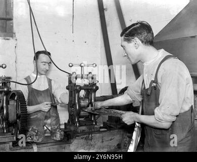 Battendo la foglia d'oro. L'arte di battere la foglia d'oro finissima esisteva 4.000 anni fa e molti dei tesori di luxor sono decorati con magnifici esemplari dell'artigianato. Oggi l'arte della battitura delle foglie d'oro è portata alla perfezione dai signori G.M. Whiley, Whitfield St, Tottenham CT RD, che da anni portano avanti l'attività. La barra viene arrotolata in un nastro sottile largo 1/4 cm. 29 gennaio 1923 Foto Stock