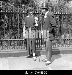 "Double" di Lord Lonsdale. Aubrey Fitzgerald, che ha una notevole somiglianza con Lord Lonsdale, ha fotografato con la signora Aubrey Fitzgerald. 6 maggio 1923 Foto Stock