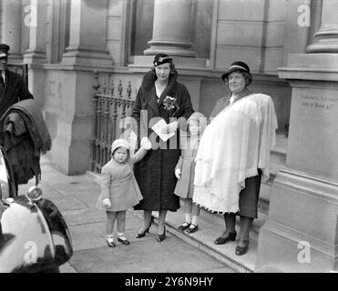 Battesimo del figlio neonato ed erede di Lord North a St Paul's, Knightsbridge. Lady North, il bambino (Edward Francis) e gli onori Angela e Barbara North. 23 novembre 1933 Foto Stock