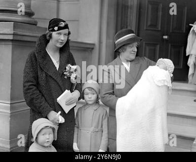 Battesimo del figlio neonato ed erede di Lord North a St Paul's, Knightsbridge. Lady North, il bambino (Edward Francis) e gli onori Angela e Barbara North. 23 novembre 1933 Foto Stock