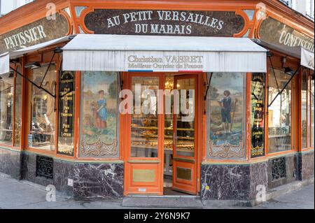 Francia. Parigi. quarto distretto. Le Marais. Rue Francois Miron. Vetrina di prodotti da forno decorata con dipinti sotto vetro Foto Stock