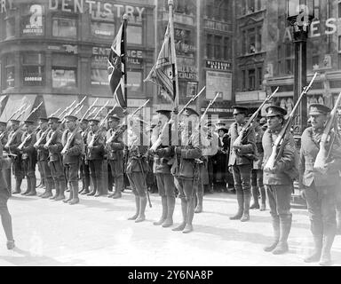 I canadesi portano i loro colori nella Cattedrale di San Paolo per tenerli in sicurezza durante la guerra. 1914-1918 Foto Stock