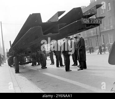 Il nuovo Waterloo Bridge. Travi giganti, che quando venivano manovrate in posizione, si spostarono dal loro camion, causando un grande caos nel traffico. Aprile 1938. Foto Stock