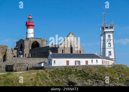 Francia. Brittany. Finistere. Pointe Saint-Mathieu. (comune di Plougonvelin). Il faro di Saint Mathieu, le rovine di Saint Mathieu De fin Foto Stock