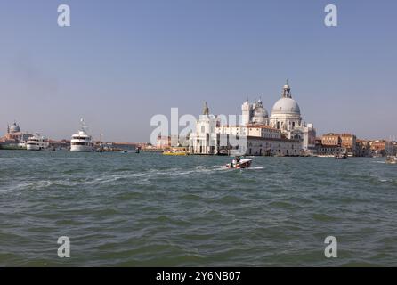 Venezia, Italia - 6 settembre 2022: Vista dal Canale di San Marco a Punta della Dogana e salute a Venezia Foto Stock