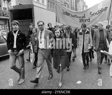 Berbadette Devlin, la ventiduenne deputata dell'Ulster, si è unita ai lavoratori portuali lavoratori siderurgici e conducenti di Smithfield in una marcia di protesta del giorno di maggio attraverso Londra per protestare contro il Libro bianco del governo al posto di Strife un tentativo di rimodellare la legge sindacale 1969 Foto Stock