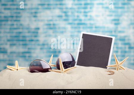 Cornici fotografiche sulla spiaggia con conchiglie intorno Foto Stock