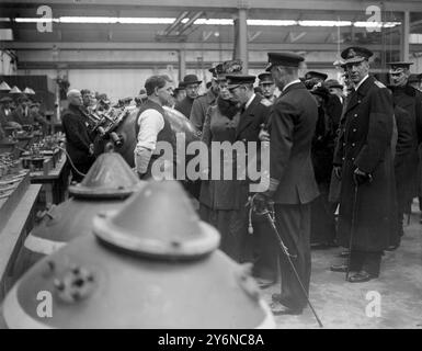 Visita reale ai moli di Immingham. Le loro Maestie parlano con Wilfred Whiting l'"eroe dell'Humber" 10 aprile 1918 Foto Stock