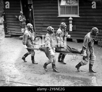 "Gas Attack" di Air. Le famose grotte di Chislehurst costituirono la scena d'azione per un processo da parte del Kent Voluntary Aid Detachment. Croce Rossa britannica di precauzioni aggiornate in caso di attacco di gas dall'alto. 9 aprile 1935 Foto Stock