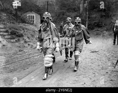 "Gas Attack" di Air. Le famose grotte di Chislehurst costituirono la scena d'azione per un processo da parte del Kent Voluntary Aid Detachment. Croce Rossa britannica di precauzioni aggiornate in caso di attacco di gas dall'alto. 9 aprile 1935 Foto Stock