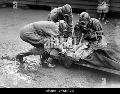 "Gas Attack" di Air. Le famose grotte di Chislehurst costituirono la scena d'azione per un processo da parte del Kent Voluntary Aid Detachment. Croce Rossa britannica di precauzioni aggiornate in caso di attacco di gas dall'alto. 9 aprile 1935 Foto Stock