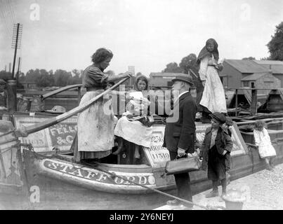 Fare il censimento - con i bargees. 17 giugno 1921 Foto Stock