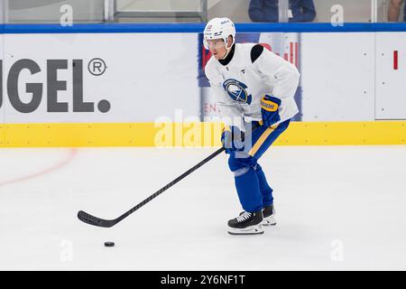 Monaco, Germania. 26 settembre 2024. Henri Jokiharju (Buffalo Sabres, n. 10). GER, Buffalo Sabres, Eishockey, Trainingssession vor dem Grand Opening des SAP Garden, 26.09.2024. Foto: Eibner-Pressefoto/Franz Feiner credito: dpa/Alamy Live News Foto Stock