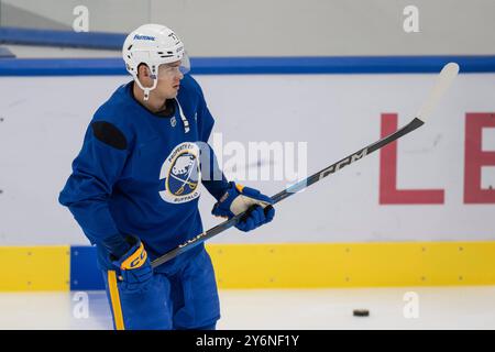 Monaco, Germania. 26 settembre 2024. JJ Peterka (Buffalo Sabres, n. 77). GER, Buffalo Sabres, Eishockey, Trainingssession vor dem Grand Opening des SAP Garden, 26.09.2024. Foto: Eibner-Pressefoto/Franz Feiner credito: dpa/Alamy Live News Foto Stock