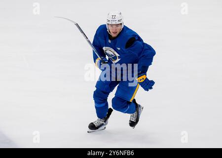 Monaco, Germania. 26 settembre 2024. JJ Peterka (Buffalo Sabres, n. 77). GER, Buffalo Sabres, Eishockey, Trainingssession vor dem Grand Opening des SAP Garden, 26.09.2024. Foto: Eibner-Pressefoto/Franz Feiner credito: dpa/Alamy Live News Foto Stock