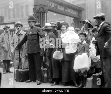 Agosto 1920. La polizia controlla la folla a Waterloo. Luglio 1920 Foto Stock