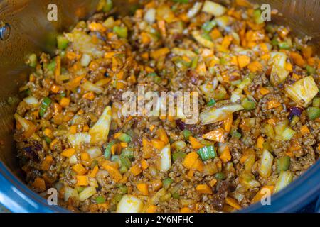 Primo piano Homecooking. Preparazione della salsa bolognese fatta in casa. Preparazione della salsa di pomodoro. Pantano saltato poix. Cucinare i pomodori. Rosolata di manzo macinato. Foto Stock