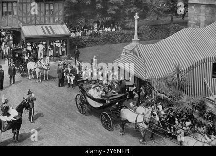 La prima apparizione pubblica del Principe e della Principessa Gustavo Adolfo di Svezia la coppia appena sposata lasciò la Cappella di San Giorgio, Windsor, dopo la cerimonia del 5 giugno. 1905 Foto Stock