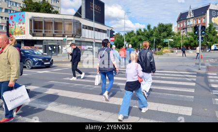 Szczecin, Polonia. 14 settembre 2024. Centro città in una giornata di sole e strada di una grande città. Persone di età diverse che attraversano la strada. Visualizza Foto Stock