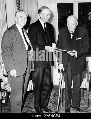 Britiano: Sir Alec Douglas-Home, il primo ministro, e Mr Harold jWilson (a sinistra) leader dell'opposizione, leader di una delegazione di tutti i partiti, presentano un omaggio alla camera dei Commond a Sir Winston Churchill (a destra) nella sua casa a Hyde Park Gate, Londra, oggi 28 luglio. Il tributo era sotto forma di mozione, stampata su pergamena e portata in Aula all'inizio della giornata, esprimendo ammirazione e gratitudine a Sir Winston, che quest'anno va in pensione dopo 64 anni di congregazione. 28 luglio 1964 Foto Stock