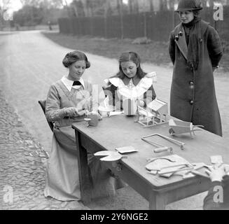 Giocattoli che fanno nel villaggio a Woolton Bedfordshire. Gennaio e febbraio 1917 Foto Stock