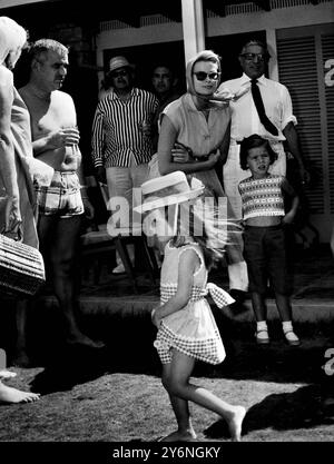 Glyfada vicino ad Atene Aristotele Onassis portò a riva i suoi ospiti a nuotare presso la spiaggia Asteria di Glyfada vicino ad Atene. Con lui qui ci sono la Principessa Grace di Monaco e il Principe Ranieri di Monaco. Di fronte a Onassis, con un midrif, c'è la figlia di Rainier, la Principessa Carolina di Monaco. La festa guarda un ospite non invitato in un abito gay Vichy che si aggira davanti a loro. La cantante lirica Maria Callas, un altro degli ospiti di Onassis, non è scesa a riva in questa occasione il 31 agosto 1961 Foto Stock