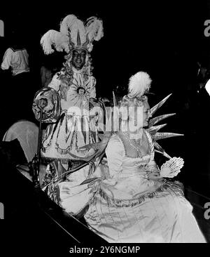La favolosa festa di riscaldamento della casa organizzata dal milionario spagnolo Don Carlos De Bestegui Y Iturbi nel suo nuovo palazzo sul Canal grande, Venezia, ha attirato la crema della società da tutta Europa. Dopo aver ballato tutta la notte, i mille o più ospiti sono stati riportati ai loro hotel a Gondola. Vino e cibo sono stati dati anche alle migliaia di persone che hanno affollato le strade e hanno avuto la loro festa per le strade. Paris Fashion King, Jacques Fath nel ruolo di King Sun e Madame Fath in mattinata con arrivo in gondola alla favolosa festa. 5 settembre 1951 Foto Stock
