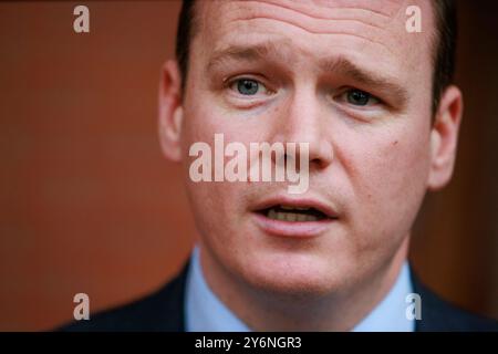 Il ministro delle comunità Gordon Lyons ha parlato al Lyric Theatre di Belfast dopo una tavola rotonda con Gary Lightbody della Snow Patrol e leader artistici locali e influencer. Data foto: Giovedì 26 settembre 2024. Foto Stock