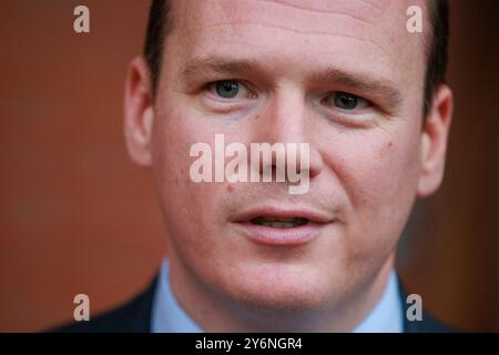 Il ministro delle comunità Gordon Lyons ha parlato al Lyric Theatre di Belfast dopo una tavola rotonda con Gary Lightbody della Snow Patrol e leader artistici locali e influencer. Data foto: Giovedì 26 settembre 2024. Foto Stock