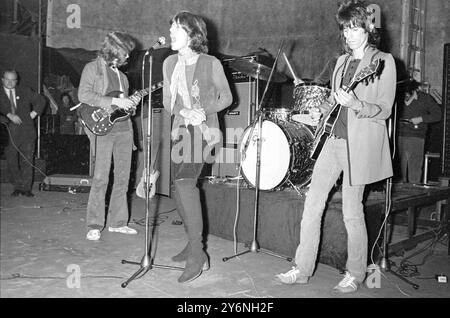 Londra: Guidata dal cantante Mick Jagger (centro), i Rolling Stones sul palco durante il concerto al Saville Theatre Here Tonight. 14 dicembre 1969 Foto Stock