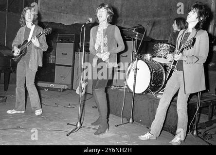 Londra: Guidata dal cantante Mick Jagger (centro), i Rolling Stones sul palco durante il concerto al Saville Theatre Here Tonight. 14 dicembre 1969 Foto Stock