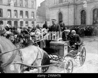 Il grande atto di separazione norvegese, scene dello scioglimento il Ministro di Stato Lovland di ritorno da Stoccolma, salutato fuori dalla stazione ferroviaria di Christiania il 9 giugno 1905 Foto Stock
