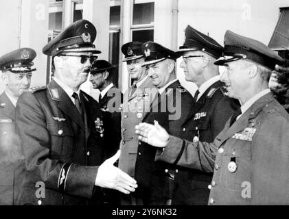 Parigi, Francia: Presentato ieri nel sobborgo parigino di Fontainebleau come tenente generale Johannes Steinhoff stringe la mano in addio ai rappresentanti internazionali presso Aircent (quartier generale NATO delle forze aeree alleate Europa centrale). Da sinistra a destra maggiore generale V.R. Shores (USAF) di scorta del tenente generale Steinhoff; maggior generale W. Bakker (Royal Netherland Airforce); Air Commodore E.B. Hale (RCAF); Brig. Gen. G. Schulte (GAF); Brig. Gen. U. Vogel (GAF) e col. P.H. Remington (USAF). 10 settembre 1966 Foto Stock