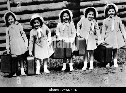 Le quinte Dionne sono pronte a partire per il loro primo viaggio in treno, qui stanno lasciando la loro nursery a Callander per Toronto. Poco prima di incontrare il re e la regina a Toronto. Giugno 1939 ©2004 Topfoto Foto Stock