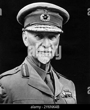Il generale Smuts primo ministro del Sudafrica visita Londra in un momento vitale della guerra per partecipare alle riunioni del gabinetto di guerra e rivolgersi a entrambe le camere del parlamento ottobre 1942 ©2004 Topfoto Smuts, Jan Christiaan generale e politico sudafricano; primo ministro dell'Unione del Sudafrica 1919-1924, 1939-1948  1870-1950 Foto Stock