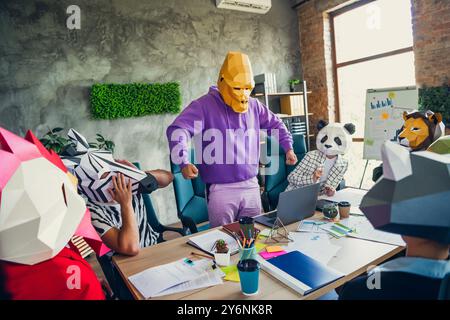 Foto di panda gallo leone bradipo zebra procione maschera persone Gorilla severa boss riunione loft interno ufficio interno Foto Stock