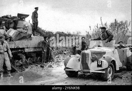 Primi passi nella recente battaglia del fiume Sangro. Il generale Montgomery e Mud, ispezionando la sua fronte, passa davanti a un carro armato Sherman e si ferma a presentare sigarette ai suoi uomini. Dicembre 1943 Montgomery, Bernard Law (Monty; visconte Montgomery di Alamein) generale britannico; vinse a El Alamein nella seconda guerra mondiale del 1942; aiutò a pianificare l'invasione della Normandia  1887-1976 ©2004 Topfoto Foto Stock