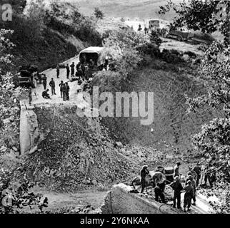 Primi passi nella recente battaglia del fiume Sangro. Un ponte demolito dal nemico fuori Casalbordino, a nord-ovest di vasto, perlustratori che misurano il divario prima di erigere un ponte temporaneo. Dicembre 1943 ©2004 Topfoto Foto Stock