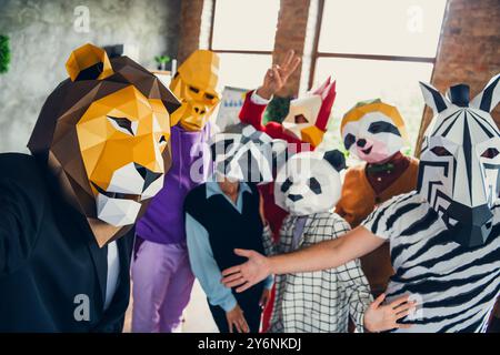 Foto di panda gallo gorilla leone bradipo zebra maschera procione uomini d'affari fanno selfie loft interni ufficio Foto Stock