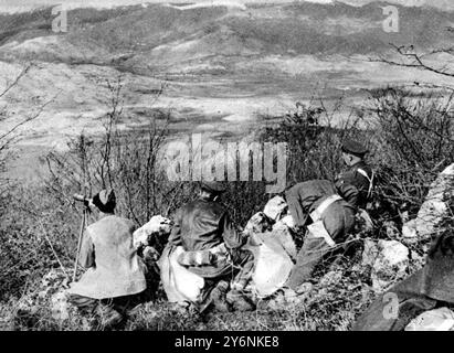 Primi passi nella recente battaglia del fiume Sangro. Una postazione di artiglieria anteriore in funzione. La fotografia dà come idea del terreno, anche inaccessibile alle jeep e dove i muli sono essenziali. Dicembre 1943 ©2004 Topfoto Foto Stock