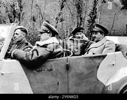 Il generale Sir Alan Brooke, capo di stato maggiore imperiale (a destra) con il generale Alexander e il generale Montgomery, visita le divisioni di dominio con l'Ottava Armata sul fronte italiano gennaio 1944 Foto Stock