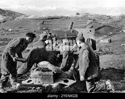 Primi passi nella recente battaglia del fiume Sangro. Un 25 libbre in azione a nord di Rionero. Le forti piogge e la montagna rocciosa hanno reso difficoltose le postazioni. Dicembre 1943 ©2004 Topfoto Foto Stock